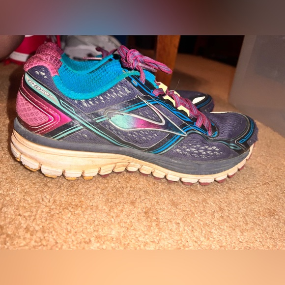 Brooks running tennis shoes - Picture 2 of 4